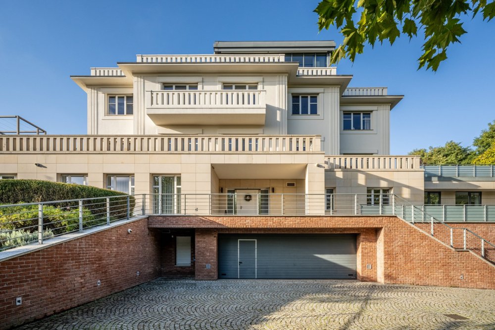 Vila v hlavním objektu disponuje celkem pěti podlažími, v další části je samostatná garáž a místo pro ostrahu s vlastním sociálním zázemím. Interiér zahrnuje mimo jiné tři obývací místnosti, šest ložnic, šest koupelen s toaletou, další dvě samostatné toalety, společenskou část s domácím kinem, posilovnu, vnitřní bazén s protiproudem, wellness se saunou, párou a vířivkou.