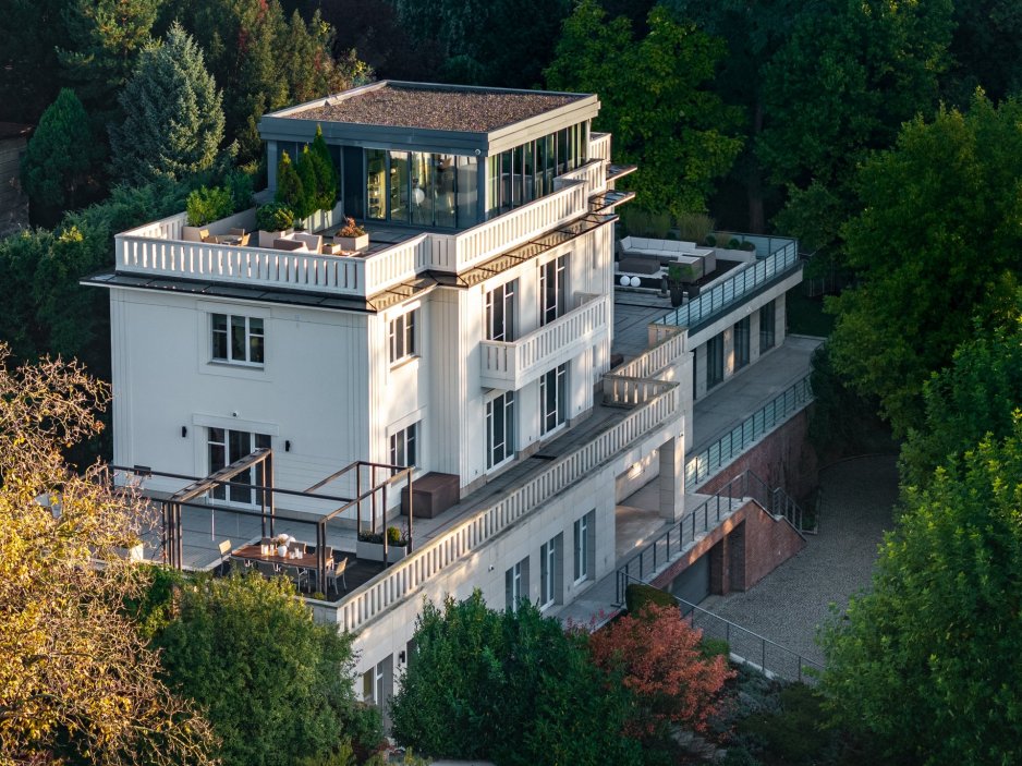 „Prvorepubliková architektura a prostorové uspořádání umožňuje realizovat vlastní záměr na využití a přestavbu přesně podle svých požadavků a standardů. Hodnota nemovitosti má navíc potenciál dlouhodobě růst, zejména díky omezené výstavbě v okolí,“ přibližuje makléř Zdeněk Jemelík z realitní kanceláře Luxent, který prodej honosné vily zprostředkovává.