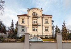 Nejdražší vila, za čtvrt miliardy ji prodává ji realitní kancelář Svoboda&Williams, která je aktuálně na trhu patří Václavovi Dejčmarovi, 