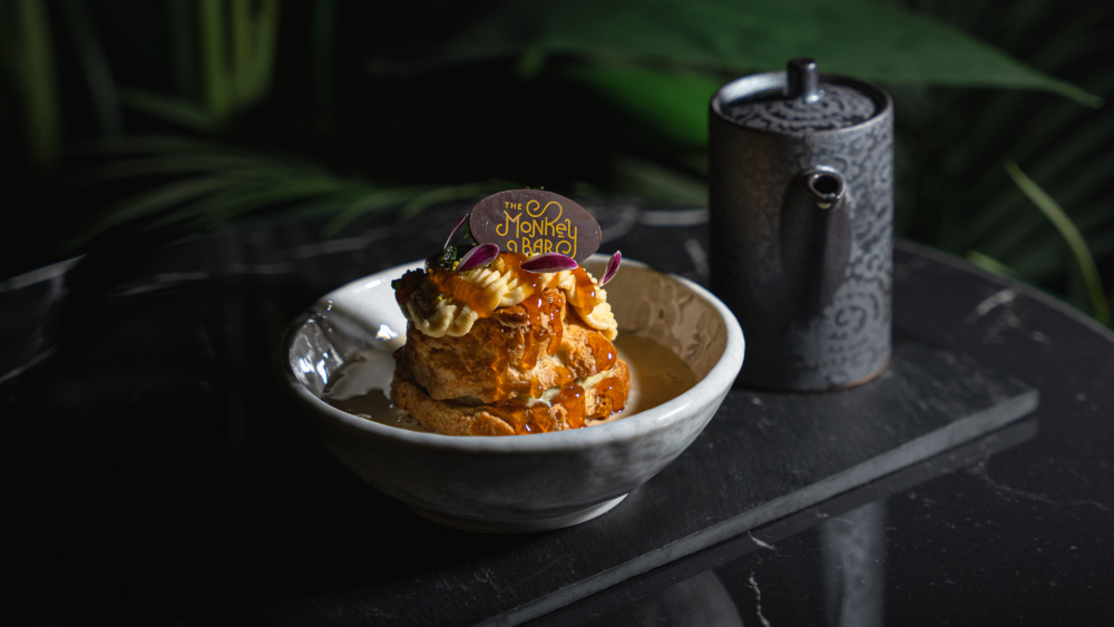 Spálený květák, zapečená feta nebo langustové ravioly. To všechno nabízí nové menu v The Monkey Baru poblíž Václavského náměstí. Nový šéfkuchař Jakub Vyškovský jídelní lístek sestavil jako cestu kolem světa.