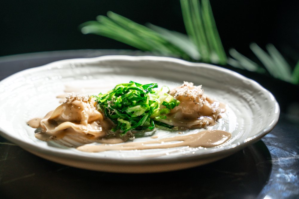 Spálený květák, zapečená feta nebo langustové ravioly. To všechno nabízí nové menu v The Monkey Baru poblíž Václavského náměstí. Nový šéfkuchař Jakub Vyškovský jídelní lístek sestavil jako cestu kolem světa.