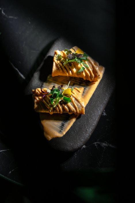 Spálený květák, zapečená feta nebo langustové ravioly. To všechno nabízí nové menu v The Monkey Baru poblíž Václavského náměstí. Nový šéfkuchař Jakub Vyškovský jídelní lístek sestavil jako cestu kolem světa.