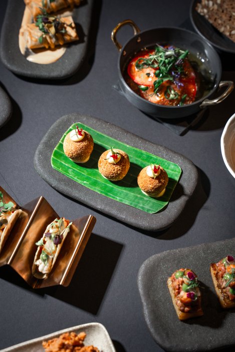 Spálený květák, zapečená feta nebo langustové ravioly. To všechno nabízí nové menu v The Monkey Baru poblíž Václavského náměstí. Nový šéfkuchař Jakub Vyškovský jídelní lístek sestavil jako cestu kolem světa.
