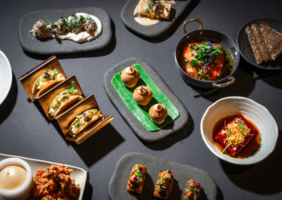 Spálený květák, zapečená feta nebo langustové ravioly. To všechno nabízí nové menu v The Monkey Baru poblíž Václavského náměstí. Nový šéfkuchař Jakub Vyškovský jídelní lístek sestavil jako cestu kolem světa.