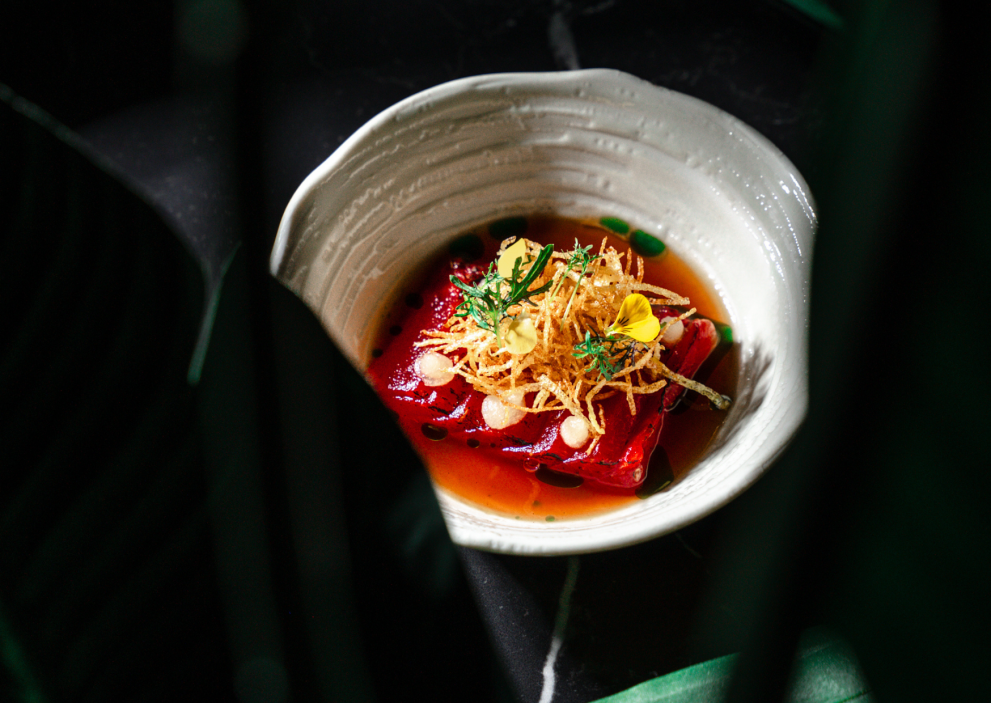 Spálený květák, zapečená feta nebo langustové ravioly. To všechno nabízí nové menu v The Monkey Baru poblíž Václavského náměstí. Nový šéfkuchař Jakub Vyškovský jídelní lístek sestavil jako cestu kolem světa.