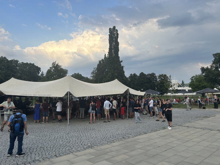 V den, kdy si připomínáme 57 let od invaze vojsk Varšavské smlouvy do tehdejšího Československa, se na Výstavišti Praha uskuteční čtvrtý ročník kulturně-společenského festivalu NeverMore 68. Ve čtvrtek 21. srpna od 14.00 do 23.30 hodin nabídne festival návštěvníkům diskuse, výstavy, filmové projekce a interaktivní instalace, letos s důrazem na zahraniční pohled na události roku 1968.