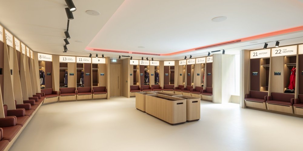 Tréninkový komplex fotbalového Manchesteru United prošel kompletní rekonstrukcí podle návrhu Normana Fostera. Vyšla na 1,5 miliardy korun.