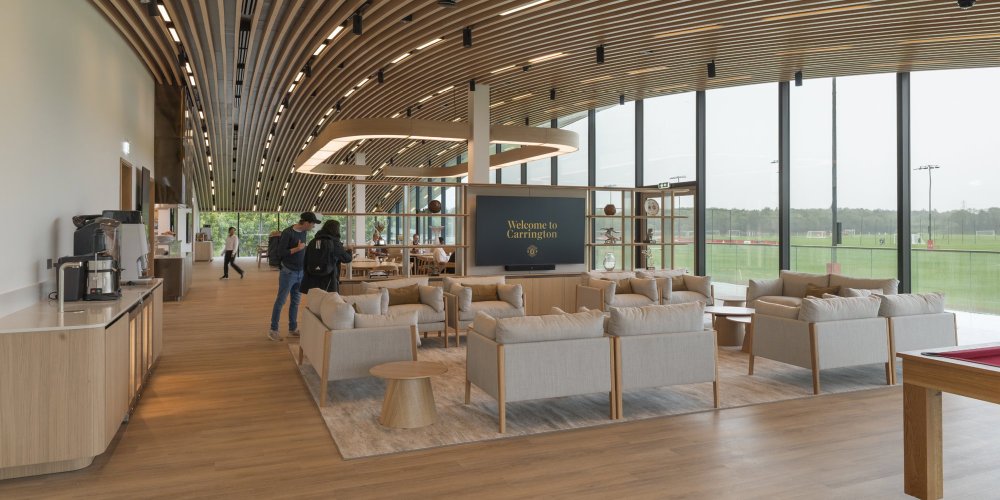 Tréninkový komplex fotbalového Manchesteru United prošel kompletní rekonstrukcí podle návrhu Normana Fostera. Vyšla na 1,5 miliardy korun.
