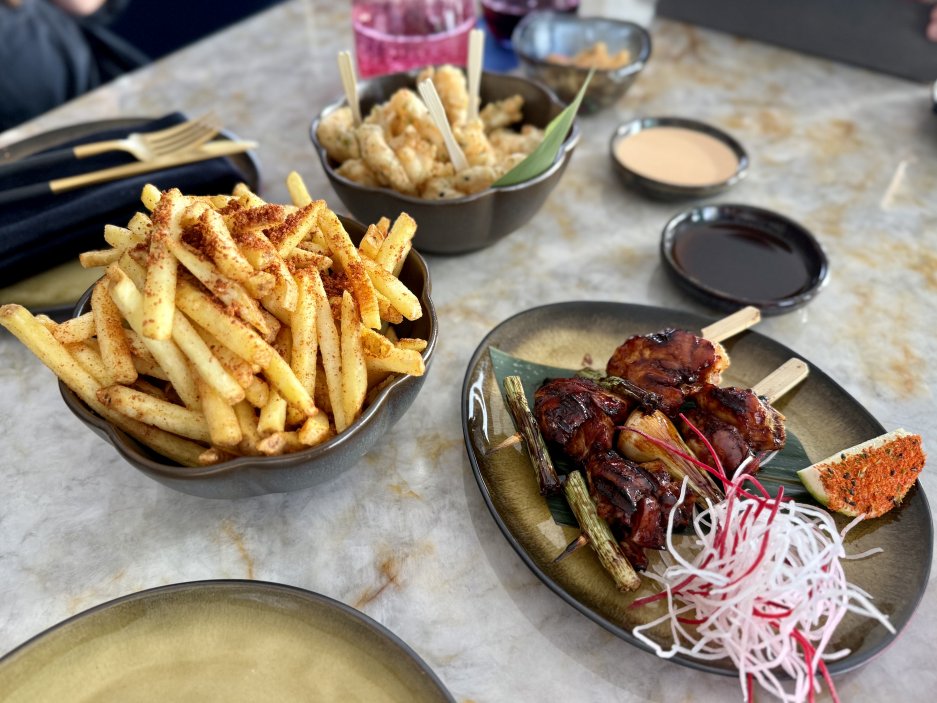 Kimchi hranolky, krevety v tempuře a vykostěná stehna na japonském grilu