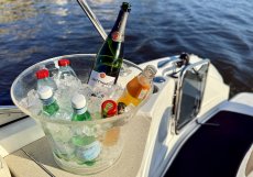 Lahev šampaňského Taittinger a hladina Vltavy