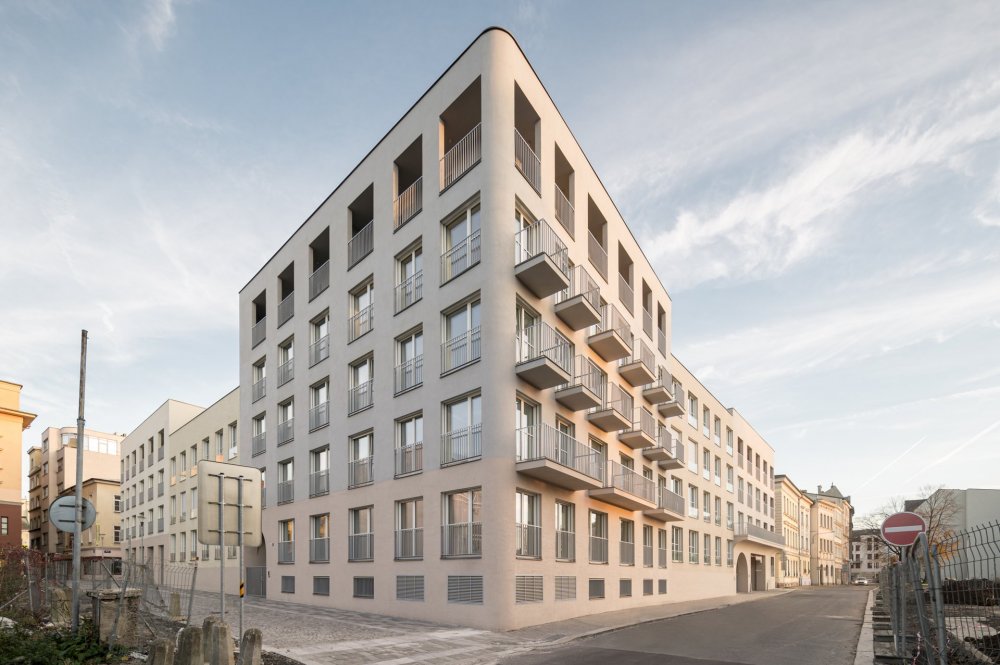 Nový rezidenční projekt na místě proluky v historickém centru Ostravy, který je architektonicky koncipován jako pětidomí s centrálním dvorem. Projekt byl dokončen v roce 2024 a zahrnuje 85 bytových jednotek, podzemní garáže a doplňuje tak městskou zástavbu s důrazem na moderní bydlení a kultivaci veřejného prostoru.