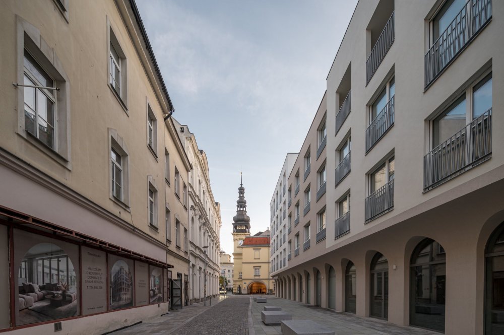 Nový rezidenční projekt na místě proluky v historickém centru Ostravy, který je architektonicky koncipován jako pětidomí s centrálním dvorem. Projekt byl dokončen v roce 2024 a zahrnuje 85 bytových jednotek, podzemní garáže a doplňuje tak městskou zástavbu s důrazem na moderní bydlení a kultivaci veřejného prostoru.