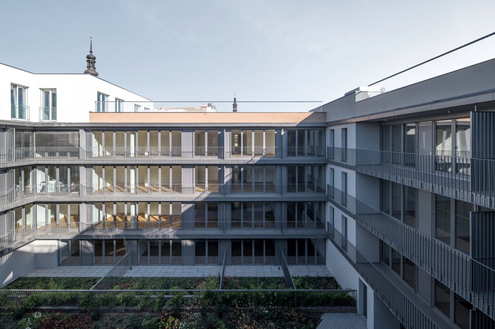 Nový rezidenční projekt na místě proluky v historickém centru Ostravy, který je architektonicky koncipován jako pětidomí s centrálním dvorem. Projekt byl dokončen v roce 2024 a zahrnuje 85 bytových jednotek, podzemní garáže a doplňuje tak městskou zástavbu s důrazem na moderní bydlení a kultivaci veřejného prostoru.
