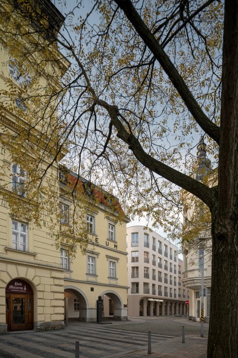Nový rezidenční projekt na místě proluky v historickém centru Ostravy, který je architektonicky koncipován jako pětidomí s centrálním dvorem. Projekt byl dokončen v roce 2024 a zahrnuje 85 bytových jednotek, podzemní garáže a doplňuje tak městskou zástavbu s důrazem na moderní bydlení a kultivaci veřejného prostoru.