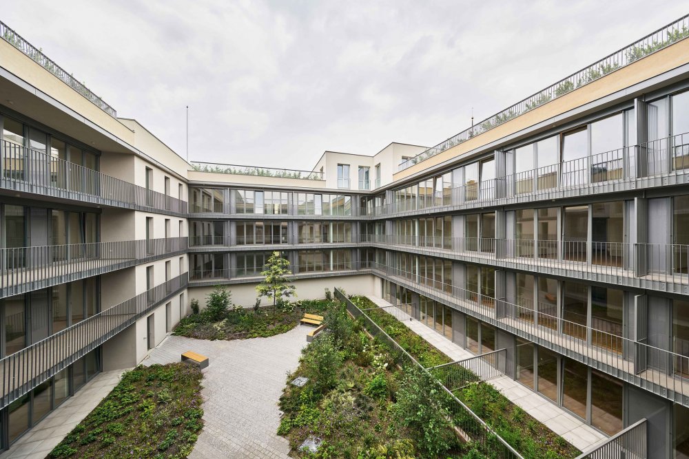 Nový rezidenční projekt na místě proluky v historickém centru Ostravy, který je architektonicky koncipován jako pětidomí s centrálním dvorem. Projekt byl dokončen v roce 2024 a zahrnuje 85 bytových jednotek, podzemní garáže a doplňuje tak městskou zástavbu s důrazem na moderní bydlení a kultivaci veřejného prostoru.