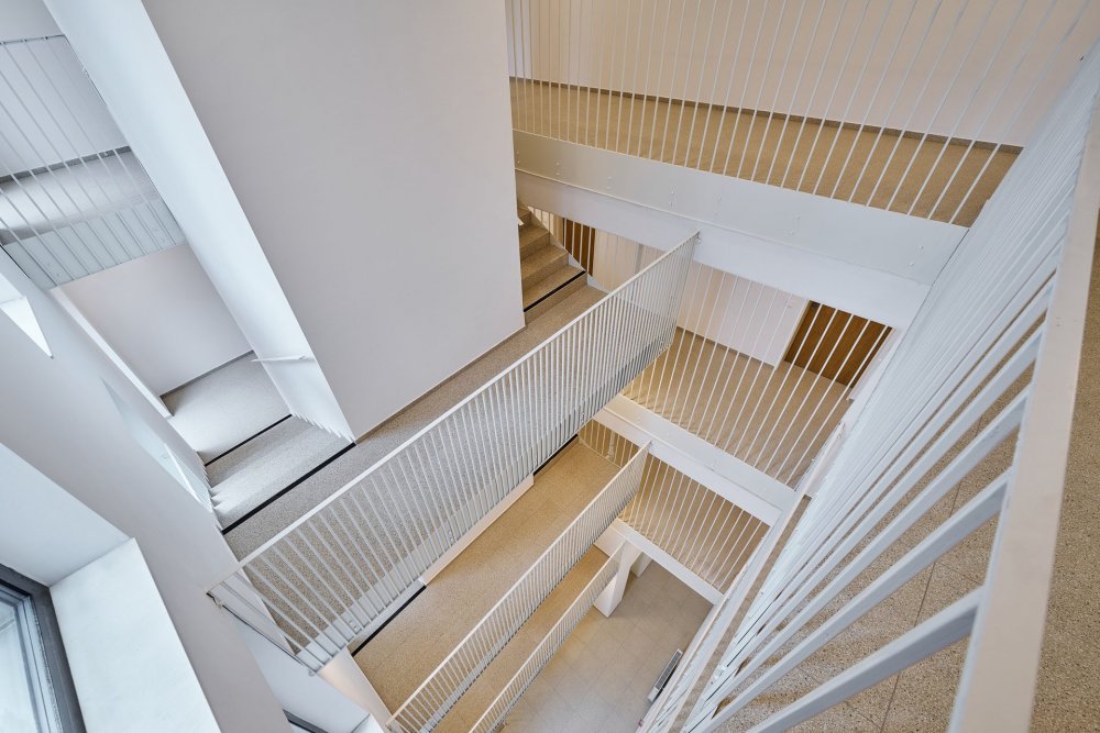 Nový rezidenční projekt na místě proluky v historickém centru Ostravy, který je architektonicky koncipován jako pětidomí s centrálním dvorem. Projekt byl dokončen v roce 2024 a zahrnuje 85 bytových jednotek, podzemní garáže a doplňuje tak městskou zástavbu s důrazem na moderní bydlení a kultivaci veřejného prostoru.