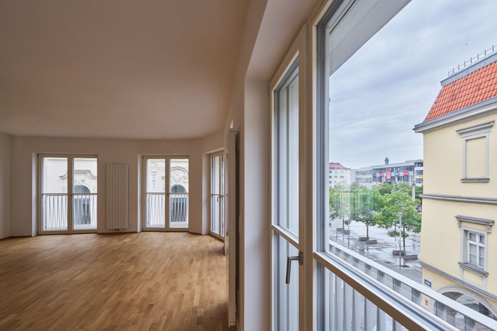 Nový rezidenční projekt na místě proluky v historickém centru Ostravy, který je architektonicky koncipován jako pětidomí s centrálním dvorem. Projekt byl dokončen v roce 2024 a zahrnuje 85 bytových jednotek, podzemní garáže a doplňuje tak městskou zástavbu s důrazem na moderní bydlení a kultivaci veřejného prostoru.
