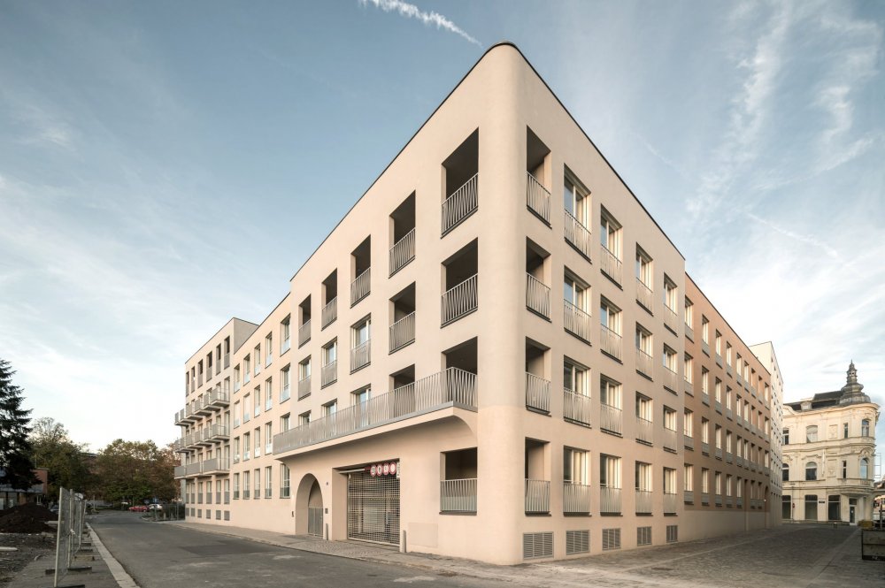 Nový rezidenční projekt na místě proluky v historickém centru Ostravy, který je architektonicky koncipován jako pětidomí s centrálním dvorem. Projekt byl dokončen v roce 2024 a zahrnuje 85 bytových jednotek, podzemní garáže a doplňuje tak městskou zástavbu s důrazem na moderní bydlení a kultivaci veřejného prostoru.