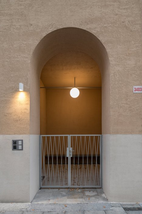 Nový rezidenční projekt na místě proluky v historickém centru Ostravy, který je architektonicky koncipován jako pětidomí s centrálním dvorem. Projekt byl dokončen v roce 2024 a zahrnuje 85 bytových jednotek, podzemní garáže a doplňuje tak městskou zástavbu s důrazem na moderní bydlení a kultivaci veřejného prostoru.