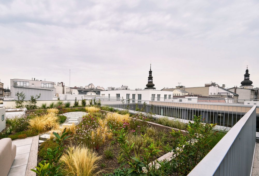 Nový rezidenční projekt na místě proluky v historickém centru Ostravy, který je architektonicky koncipován jako pětidomí s centrálním dvorem. Projekt byl dokončen v roce 2024 a zahrnuje 85 bytových jednotek, podzemní garáže a doplňuje tak městskou zástavbu s důrazem na moderní bydlení a kultivaci veřejného prostoru.