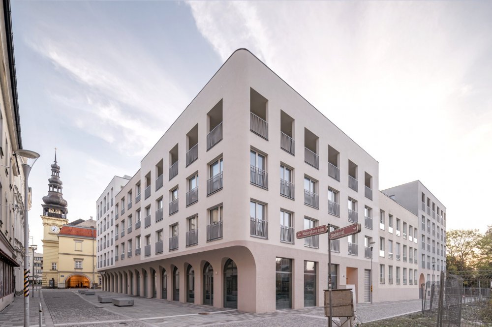 Nový rezidenční projekt na místě proluky v historickém centru Ostravy, který je architektonicky koncipován jako pětidomí s centrálním dvorem. Projekt byl dokončen v roce 2024 a zahrnuje 85 bytových jednotek, podzemní garáže a doplňuje tak městskou zástavbu s důrazem na moderní bydlení a kultivaci veřejného prostoru.