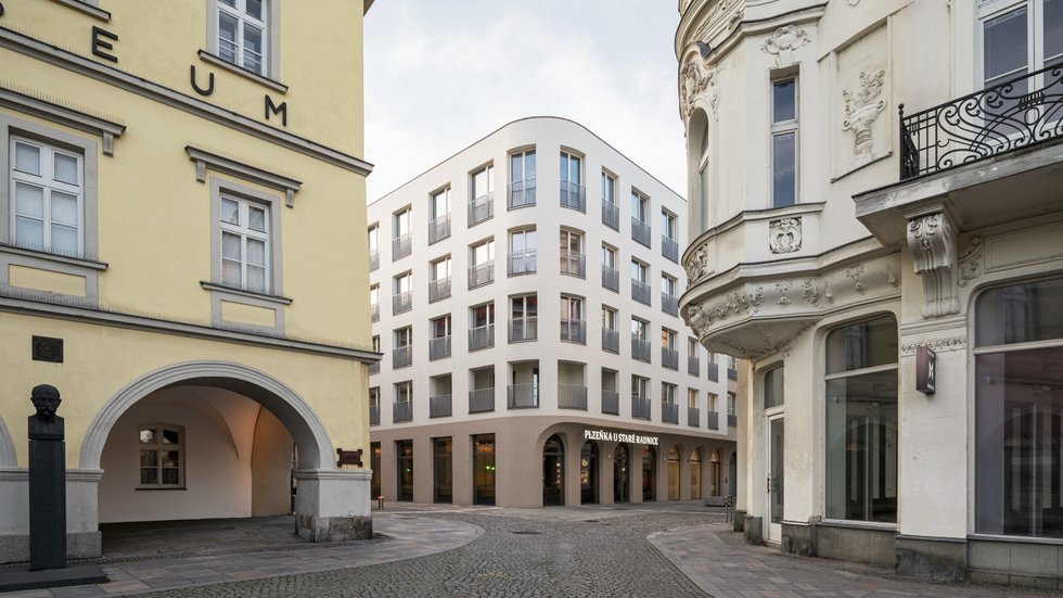 Nový rezidenční projekt na místě proluky v historickém centru Ostravy, který je architektonicky koncipován jako pětidomí s centrálním dvorem. Projekt byl dokončen v roce 2024 a zahrnuje 85 bytových jednotek, podzemní garáže a doplňuje tak městskou zástavbu s důrazem na moderní bydlení a kultivaci veřejného prostoru.