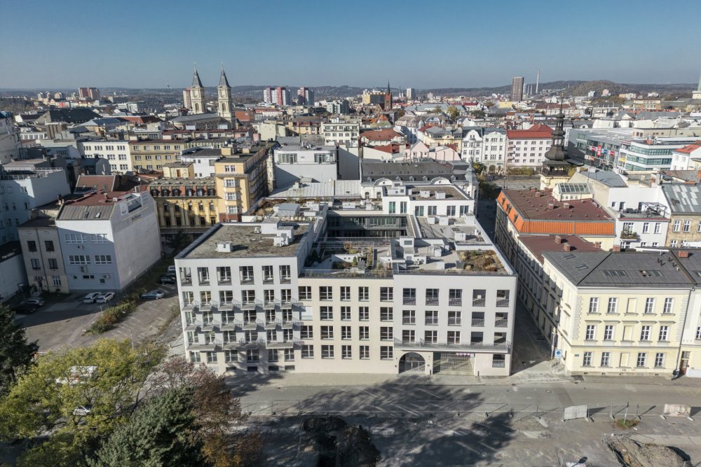 Nový rezidenční projekt na místě proluky v historickém centru Ostravy, který je architektonicky koncipován jako pětidomí s centrálním dvorem. Projekt byl dokončen v roce 2024 a zahrnuje 85 bytových jednotek, podzemní garáže a doplňuje tak městskou zástavbu s důrazem na moderní bydlení a kultivaci veřejného prostoru.