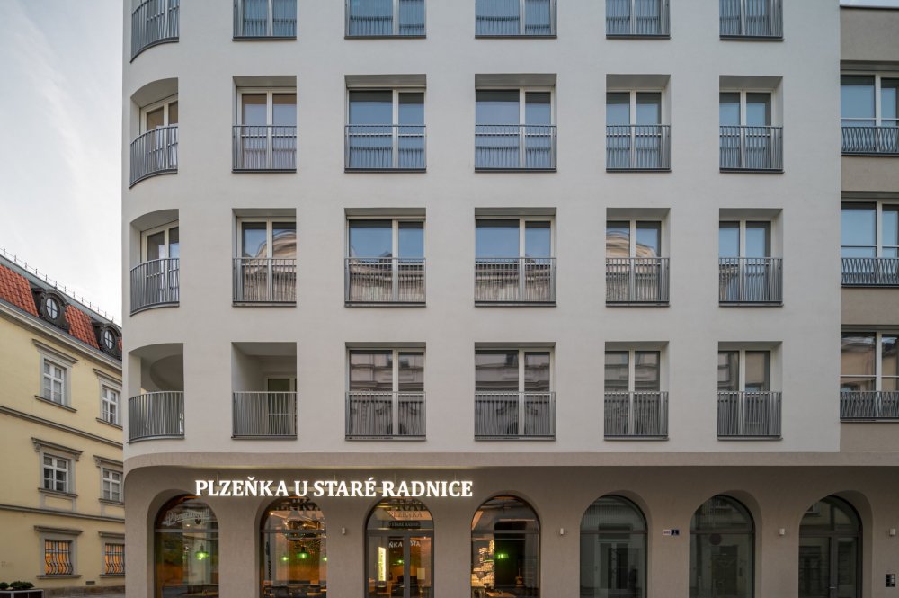 Nový rezidenční projekt na místě proluky v historickém centru Ostravy, který je architektonicky koncipován jako pětidomí s centrálním dvorem. Projekt byl dokončen v roce 2024 a zahrnuje 85 bytových jednotek, podzemní garáže a doplňuje tak městskou zástavbu s důrazem na moderní bydlení a kultivaci veřejného prostoru.