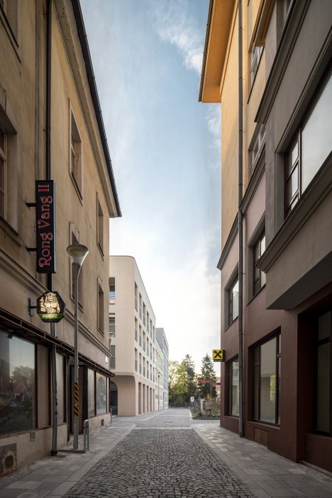 Nový rezidenční projekt na místě proluky v historickém centru Ostravy, který je architektonicky koncipován jako pětidomí s centrálním dvorem. Projekt byl dokončen v roce 2024 a zahrnuje 85 bytových jednotek, podzemní garáže a doplňuje tak městskou zástavbu s důrazem na moderní bydlení a kultivaci veřejného prostoru.