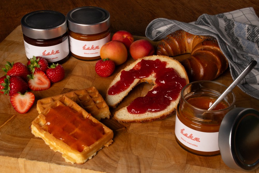 K oblíbeným českým klasikám ve skle už nějakou dobu patří třeba svíčková, rajská, gulášová polévka nebo kuře na paprice z Lokálu. Produkty jsou k dostání ve vybraných podnicích Ambiente – letos nově například v Esce Letná, Lokále Dlouhá či Korunní nebo Café Savoy. Pořídit se dají také na e-shopu jidloaradost.shop, na Rohlík.cz nebo v některých kamenných obchodech.