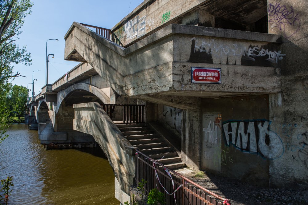 Po zátěžové zkoušce se nicméně ukázalo, že každý z oblouků mostu zvládl extrémní zátěž 547 tun.