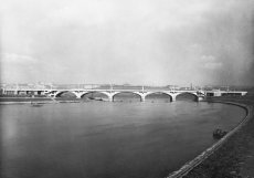 Libeňský, podle architekta Víta Másla jediný kubistický most na světě, spojuje Holešovice a Libeň od roku 1928. Nahradil dřevěný provizorní most, postavený stejně jako nynější betonový podle návrhu Pavla Janáka a Františka Mencla. (snímek pochází z roku 1930)