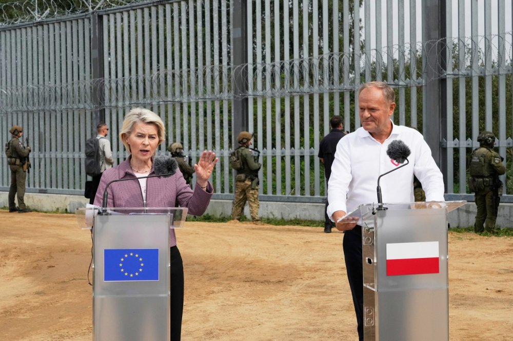 Tusk ukázal šéfce EK ochranu východní hranice EU, sledovali je běloruští vojáci