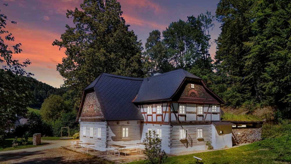 Původní název usedlos/ Holundergrunt, česky Bezové údolí, u říčky Rokytky na severní straně Ještědského hřbetu, se stal inspirací i pro jméno dnešního bu/kového hotelu se zážitkovou restaurací a vlastní pekárnou. Manželé Michal a Tereza Hoškovi objevili v tomto jedinečném objektu příležitost k zpomalení a uskutečnění svého snu o udržitelnost bez kompromisů, která obstojí i v průběhu času.