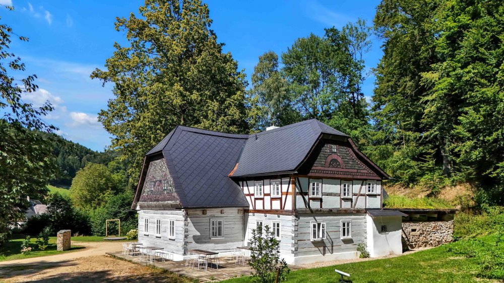 Původní název usedlos/ Holundergrunt, česky Bezové údolí, u říčky Rokytky na severní straně Ještědského hřbetu, se stal inspirací i pro jméno dnešního bu/kového hotelu se zážitkovou restaurací a vlastní pekárnou. Manželé Michal a Tereza Hoškovi objevili v tomto jedinečném objektu příležitost k zpomalení a uskutečnění svého snu o udržitelnost bez kompromisů, která obstojí i v průběhu času.