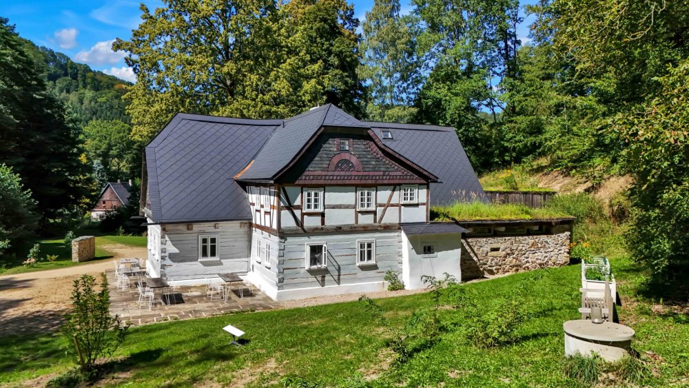 Kryštofovo Údolí je jedno z nejpůvabnějších zákoutí Libereckého kraje, které leží na severní straně Ještědského hřbetu. 