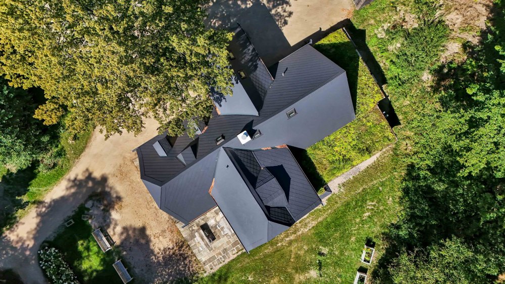 Unikátní roubený dům ze 16.století patří mezi jednu z osmi zachovaných křížových chalup v Česku.