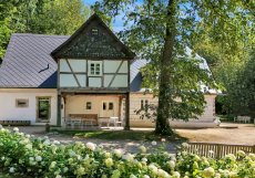 Původní název obce Holundergrund, tedy Bezové údolí, se stal inspirací k pojmenování usedlosti a nově vzniklého resortu.