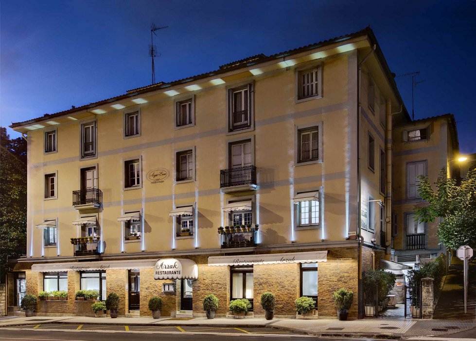 Arzak – San Sebastián, Španělsko: Ikona baskické gastronomie vedená Elenou Arzak, která kombinuje rodinné dědictví a avantgardní techniky. Tři michelinské hvězdy a menu, které definuje moderní kuchyni severního Španělska.