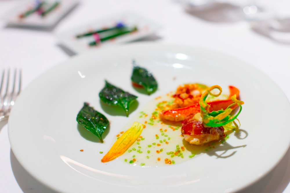 Arzak – San Sebastián, Španělsko: Ikona baskické gastronomie vedená Elenou Arzak, která kombinuje rodinné dědictví a avantgardní techniky. Tři michelinské hvězdy a menu, které definuje moderní kuchyni severního Španělska.