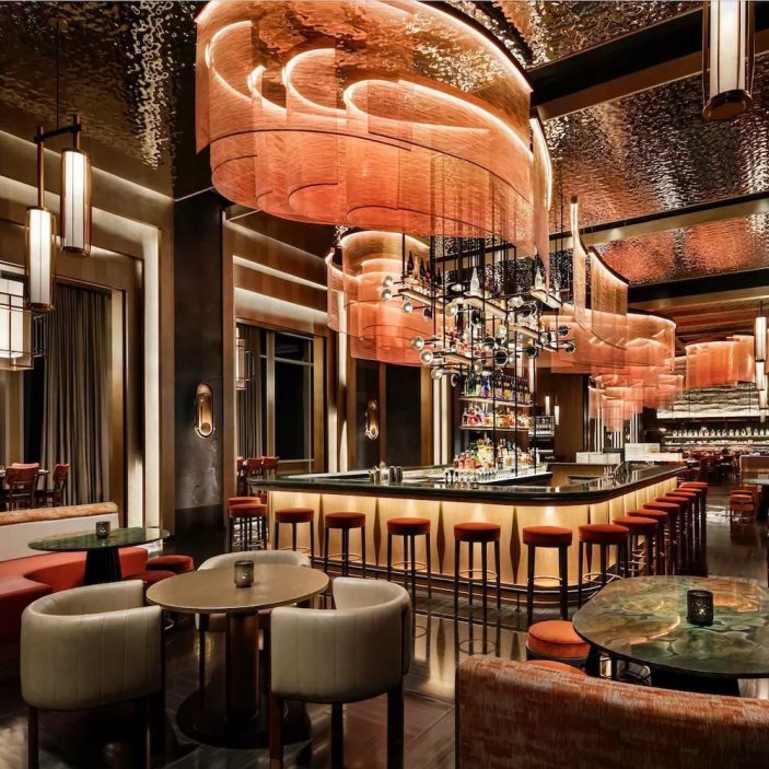 Nobu – Dubaj, SAE  Legendární japonský koncept Nobu Matsuhisy v hotelu Atlantis The Palm. Kombinace japonské preciznosti, jihoamerických vlivů a luxusního prostředí dělá z Nobu stále jednu z nejvyhledávanějších restaurací v Dubaji.
