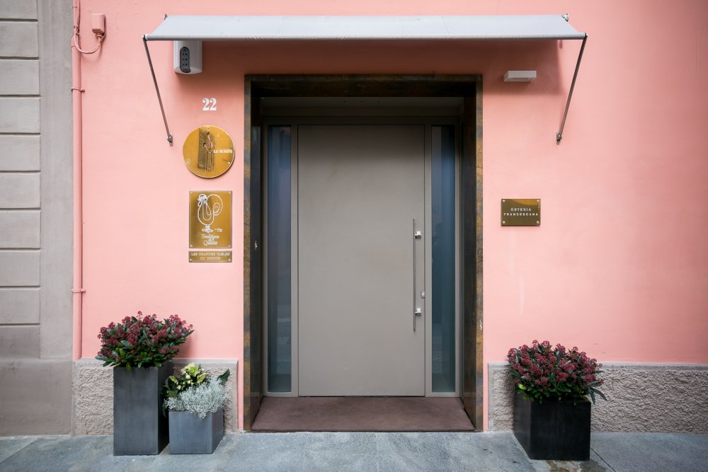 Osteria Francescana – Modena, Itálie: Massimo Bottura posouvá hranice italské kuchyně a jeho tříhvězdičková michelinská Osteria Francescana je jednou z nejoslavovanějších restaurací světa. Doporučujeme vyzkoušet i jeho druhou nedalekou restauraci a hotýlek na venkově v Casa Maria Luigia. Velmi oblíbené klienty jezdící do Maranella do továrny Ferrari.