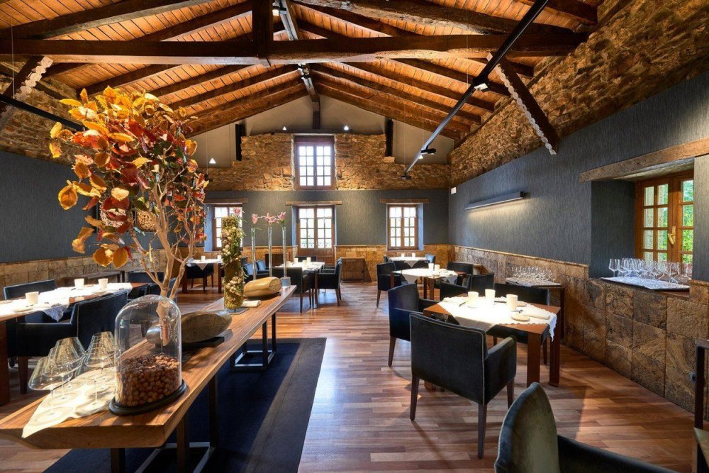 Asador Etxebarri – Axpe, Španělsko: Grilování povýšené na umění. Skrytý na baskickém venkově patří Etxebarri k nejlepším restauracím světa (v současnosti 2. v seznamu World’s 50 Best). Servíruje příběh ohně, dřeva a dokonalé jednoduchosti na každém talíři.