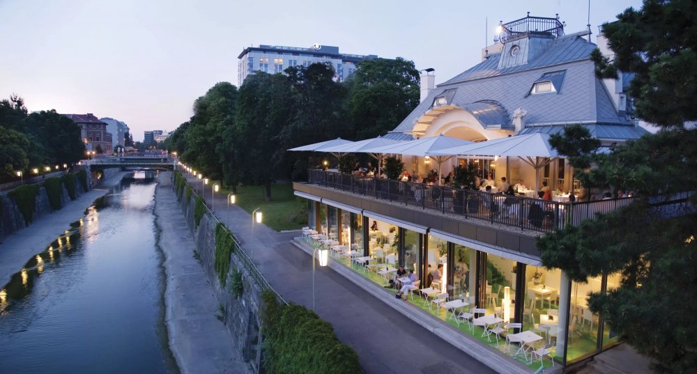 Steirereck – Vídeň, Rakousko: Gastronomická instituce v srdci vídeňského Stadtparku. Steirereck nabízí moderní interpretaci rakouské kuchyně, perfektní jak pro business oběd, tak pro dlouhou degustační večeři.