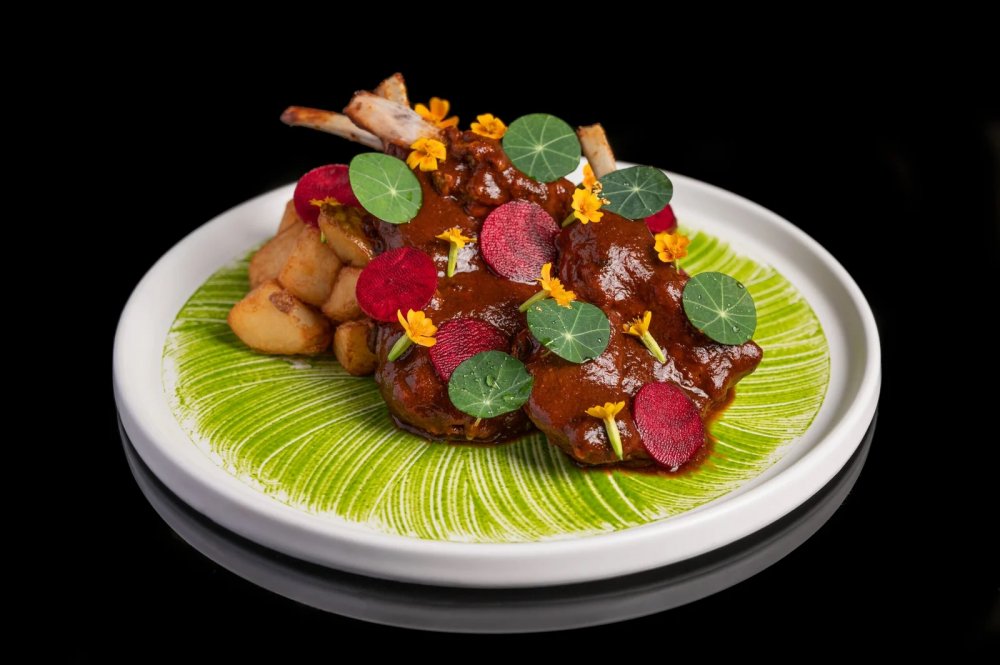 Trèsind – Dubaj, SAE: Indická kuchyně povýšená na avantgardní divadlo. Tříhvězdičková michelinská restaurace v One&Only Royal Mirage okouzlí nejen chutí, ale i vizuálními efekty a inovativními servírovacími technikami.