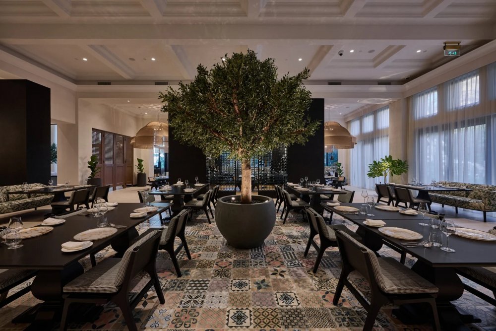 Trèsind – Dubaj, SAE: Indická kuchyně povýšená na avantgardní divadlo. Tříhvězdičková michelinská restaurace v One&Only Royal Mirage okouzlí nejen chutí, ale i vizuálními efekty a inovativními servírovacími technikami.