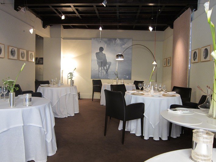 Osteria Francescana – Modena, Itálie: Massimo Bottura posouvá hranice italské kuchyně a jeho tříhvězdičková michelinská Osteria Francescana je jednou z nejoslavovanějších restaurací světa. Doporučujeme vyzkoušet i jeho druhou nedalekou restauraci a hotýlek na venkově v Casa Maria Luigia. Velmi oblíbené klienty jezdící do Maranella do továrny Ferrari.
