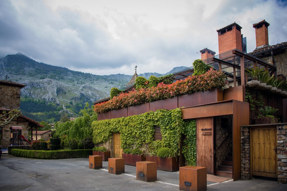 Asador Etxebarri – Axpe, Španělsko: Grilování povýšené na umění. Skrytý na baskickém venkově patří Etxebarri k nejlepším restauracím světa (v současnosti 2. v seznamu World’s 50 Best). Servíruje příběh ohně, dřeva a dokonalé jednoduchosti na každém talíři.