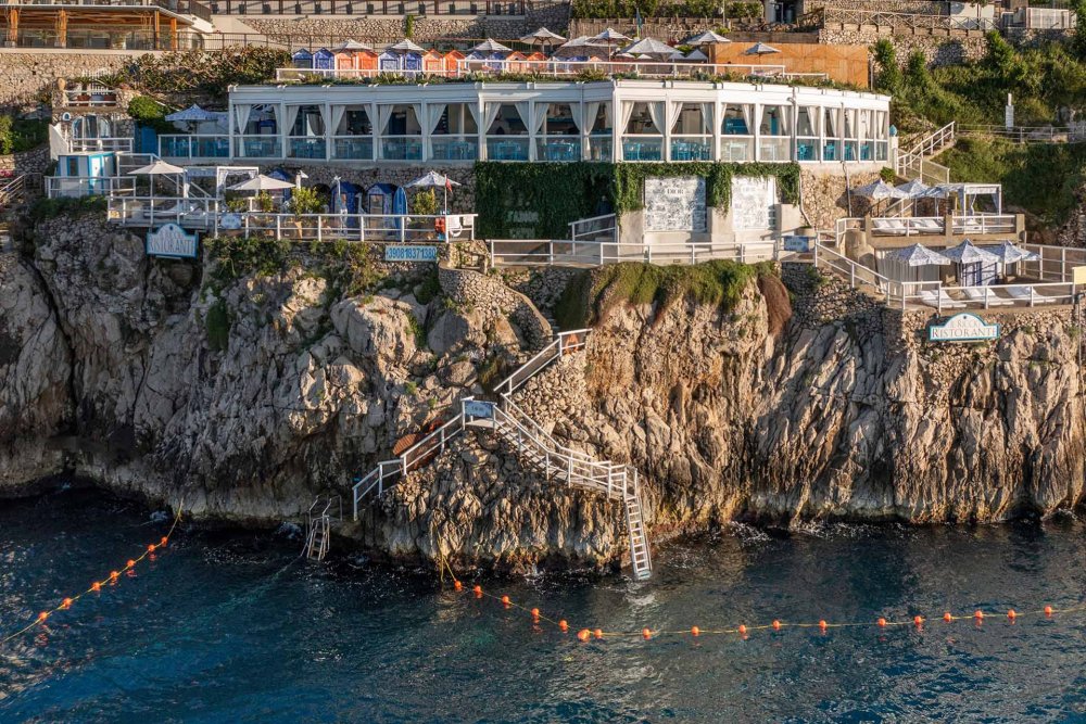 Il Riccio: Capri, Itálie  Příklad oblíbené lifestyle restaurace bez pozérství. Lehce neformální seafood oběd přímo nad azurovým mořem, ideální zastávka během plavby kolem Capri.