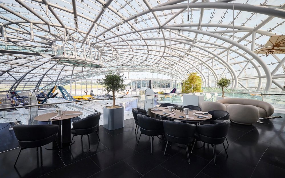 Ikarus – Salzburg, Rakousko: Restaurace v Hangaru7 (který je i technickým muzeem pod značkou RedBull) s unikátním konceptem hostujících šéfkuchařů přináší každý měsíc jiný gastronomický zážitek.